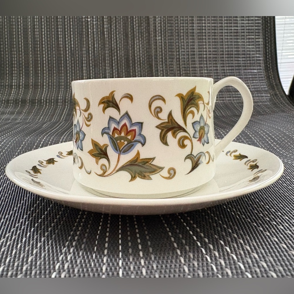 Elizabethan Fine Bone China 8 oz. Teacup & Saucer Set